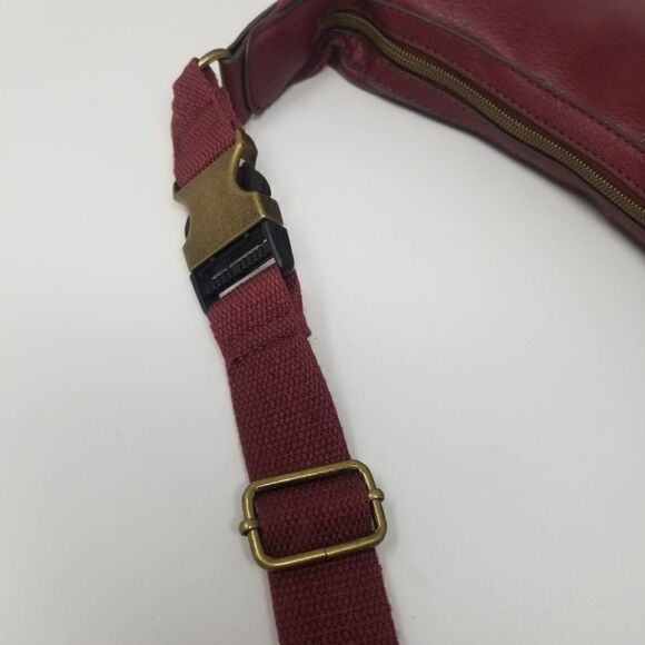 NWOT Faux Burgandy Design Stamped Leather Crossbody Hobo Style Bag - Picture 4 of 11